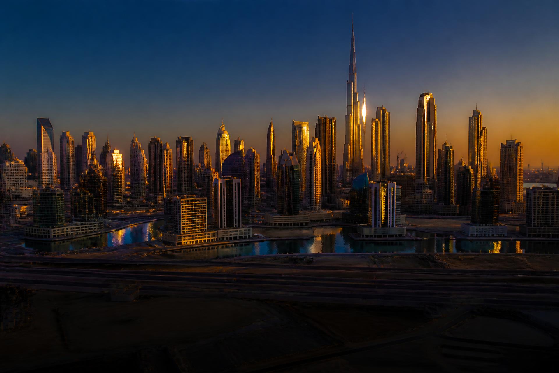 Skyline de Dubái al atardecer con Downtown y Business Bay